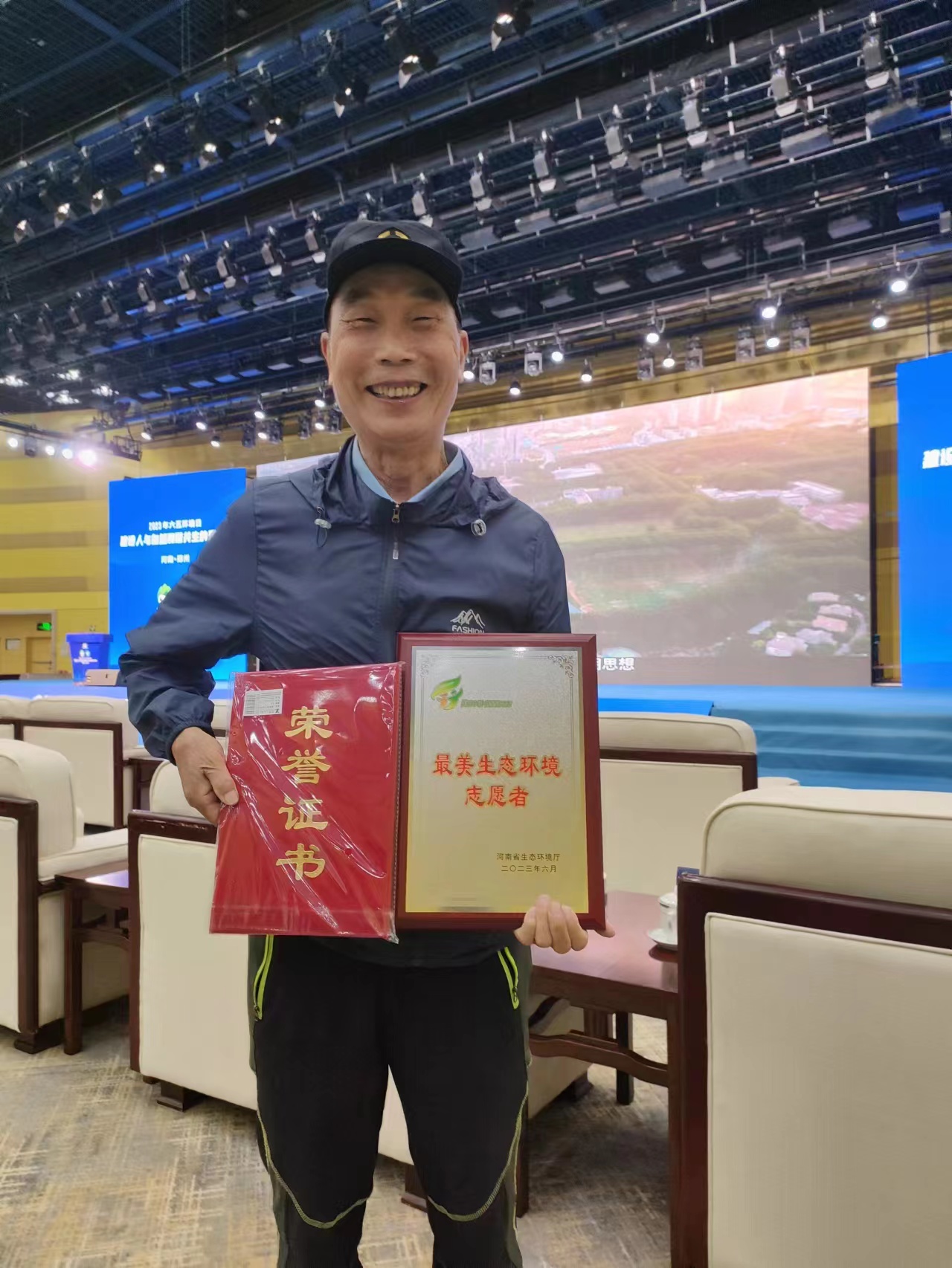 喜報(bào)！新鄉(xiāng)環(huán)保志愿者張鄭州獲省“2023最美生態(tài)環(huán)境志愿者”稱(chēng)號(hào)