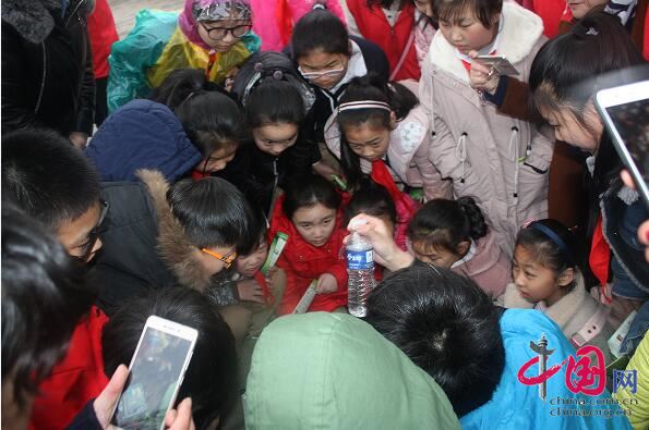 學生們對水質測驗產生濃厚興趣